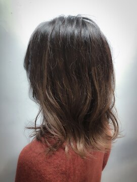 レガロ(REGALO) 【リアルサロンワーク】外ハネミディ×グラデーションカラー