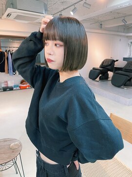 フェイヴィーズ(FavyS) ダークトーンでも透明感があるミニボブ