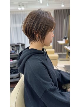 アンド ストーリーズ(&STORIES) 前髪あり耳掛け丸みくびれショートボブ20代30代40代50代(蘭)