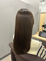 カミエ(kamie)&nbsp;ロングヘアを上品に。ブラウンカラーの透明感を引き出すカット×