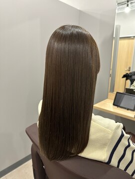カミエ(kamie) ロングヘアを上品に。ブラウンカラーの透明感を引き出すカット×