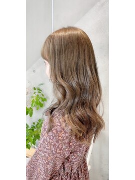 アフィーロ(ACHFILO) ハイトーン ミルクティベージュ 髪質改善トリートメント 艶感