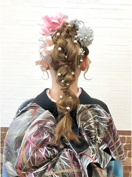 カットハウス はさみの部屋 成人式/高めポニーテール/シニヨンアレンジ/パール/小花飾り