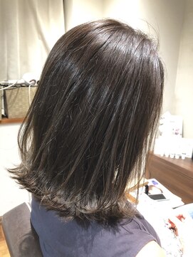 リバレッジ 白金(Leverage) 大人グレージュミディアム外ハネボブ