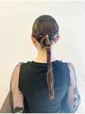 ブラックコーデに合うポニーアレンジ