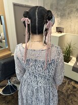 メク(meku)&nbsp;三つ編みリボン/タイトツインアレンジ