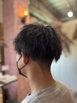 ロッソバイアルター 鎌取(ROSSO by aL-ter) ブルーブラック/フェザーパーマ/刈り上センターパート/鎌取/石橋