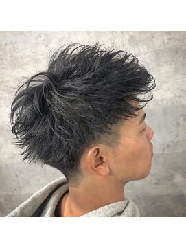 アンダーバーホワイト 阪神西宮店(_WHITE) メンズ　ツーブロック　スパイキーショート