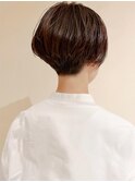 シルエットが綺麗なショートスタイル/アースカラー