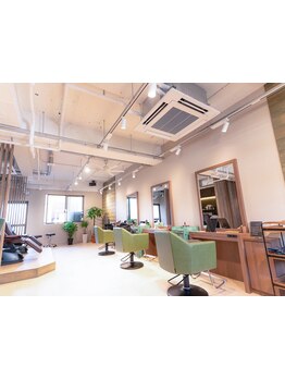 【東戸塚駅東口徒歩4分】ウッドテイストの広々とした店内は、日常の疲れを忘れ髪も心も癒される空間―。