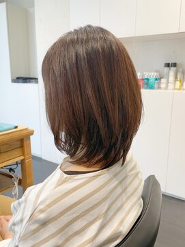 エムプラス 二子玉川(Mplus) 大人女性(30代.40代.50代)ミディアムレイヤーカット 夏目サトル