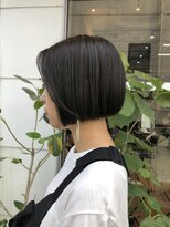 ニューナ(newna) ラインが綺麗な切りっぱなしボブ