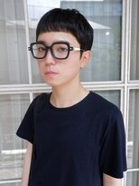 オーオ シカシカ(OOO YY)&nbsp;個性的なアイウェアを引き立てるショートカット