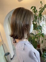 ユヌ(Une)&nbsp;グレーベージュ　くすみベージュ　外ハネボブ