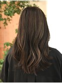 馴染むハイライトのロングヘア