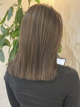 ルーチェ(Lu-che) 透明感モノトーンベージュ×切りっぱなしミディアム