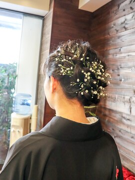 ミックスカール(Mixcurl) 編み込みアップスタイル卒業式(生花かすみ草使用)