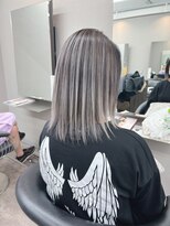 エミーバイモアムー(Emmie byMoremuu)&nbsp;【埼玉ブリーチの神様】オフホワイトバレイヤージュ