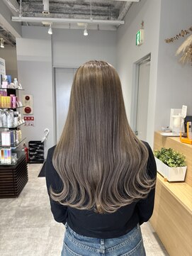 イリ 梅田(ili) グレージュ