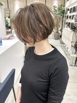 ステアケース ギンザセブン(stair:case ginza7)&nbsp;大人ハイライトナチュラルベージュ前下がりショートボブ