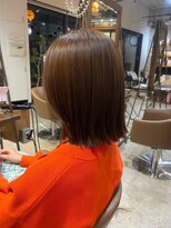 スペックホルダー(Spec Holder) 切りっぱなしミディアムボブ × 艶ブラウンカラー暗めカラー