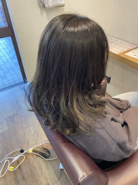 オズ エフ(ｏｚ ｆ［e・f］) インナーカラーの映えるミディアムスタイル