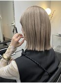 ぷつっとしたボブにハイトーンシルバーベージュ