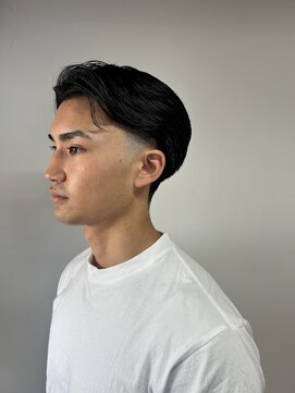イッヒ 茅ヶ崎(IHHI) フェザーショート/刈り上げセンターパート/テーパーフェード