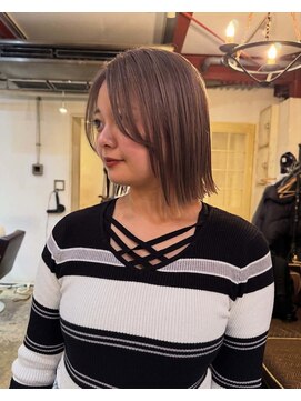 アデ オモテサンドウ(ade omotesando) ミルクティー・ピンクベージュ×切りっぱボブ