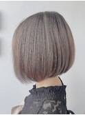 見た目はミニボブめくるとツーブロック ミルクティーアッシュ
