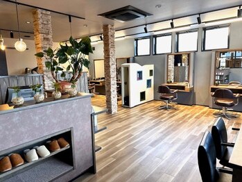 ローザヘアサロン(ROSA hair salon)の写真/木の温もりと店内いっぱいの緑でくつろげる癒しの空間。居心地の良い空間で、癒しのサロンタイムを…♪