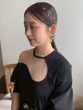 アモレット(amoretto) お呼ばれヘア ローポニー タイト 結婚式 成人式 20代 三つ編み