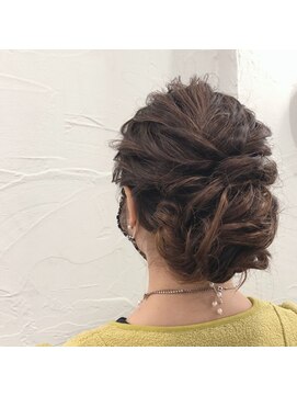 ファム(fam) 下めの大きめカジュアルシニヨン