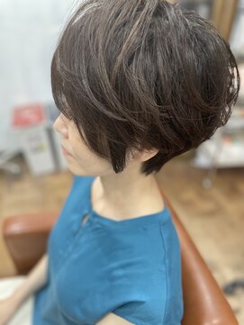 ヌードカラー(NUDE COLOR) 大人可愛い20代30代40代黒髪前下がりショートボブ丸みショート