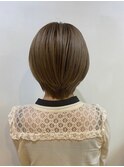 美シルエット　カーキベージュ　ぱっつん前髪　大人ショートボブ