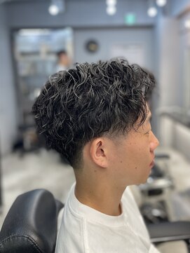 刈部倶楽舞 ツイストスパイラル/メンズパーマ/フェード/　ビジネス/黒髪/