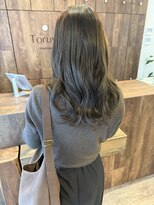 トルヴェ(Toruve)&nbsp;◇低明度オリーブグレイがかわいい　透明感ツヤ髪ロング