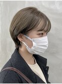 オリーブベージュ丸みショートボブ前下がりショートボブ前髪あり