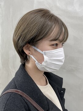 スー 渋谷(suu) オリーブベージュ丸みショートボブ前下がりショートボブ前髪あり