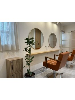 白を基調としたシンプルでクリーンな空間×2席のみのプライベートな空間で大人女性の悩みを解決へ導きます