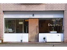 デイジーヘアー(Daisy hair)の雰囲気（目印は木の扉です。）