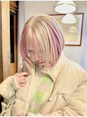ホワイトブロンドインナーカラーデザインカラーハイトーンボブ