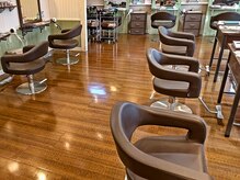 ウッド調の温かい店内[縮毛矯正/ハイライト/白髪染め/カラー]