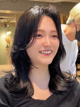 ティア(Tia.) （韓国ヘア/くびれヘア/セミロング/前髪/サイドバング/小顔）