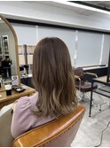 ゆる巻きセミロング　明るめオリーブグレージュ