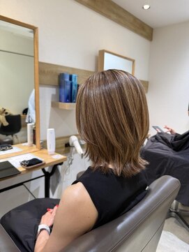 ミラバイケンジ 藤沢(Mira by KENJE) 白髪ぼかし細めハイライト30代40代50代セミディ