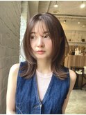 ミディアム　外はね　くびれ　フェイスレイヤー　ベージュ