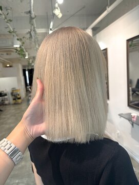 イリ 梅田(ili) ホワイトベージュ