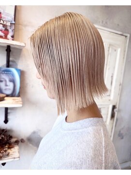 カムジーヘッドカミノウラ(COMEGHEAD KAMINOURA) ダブルカラーショートボブインナーカラーハイライトケアブリーチ