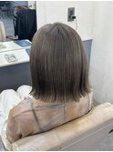 ハイトーングレージュの大人ボブ